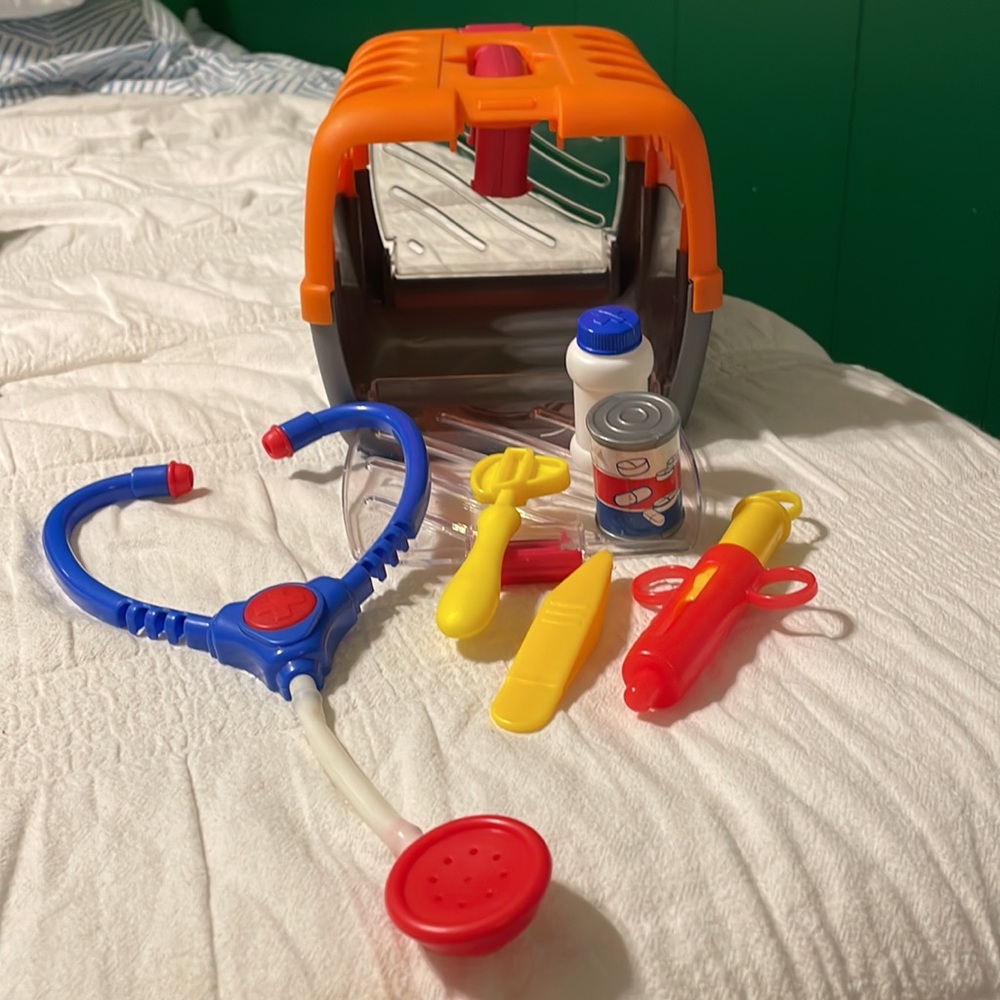 Play doctor or vet kit 🥼 🐶
